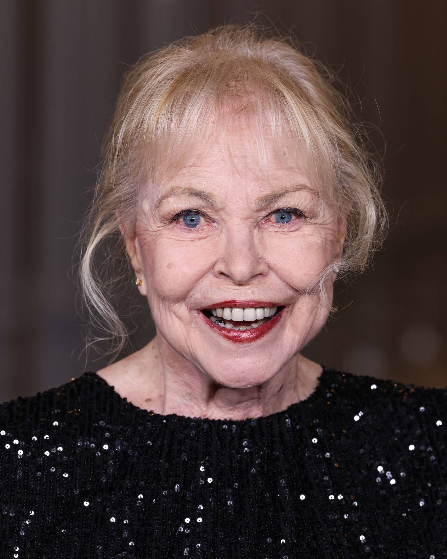 Michelle Phillips 80 fölött is egy igazi ragyogó jelenség, mosolya szinte semmit nem változott, ahogy kéken világító tekintete sem.