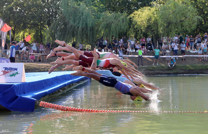 Elrajtol a triatlon világkupa-sorozat tiszaújvárosi állomásának férfi döntőjének mezőnye 2026. június 28-án