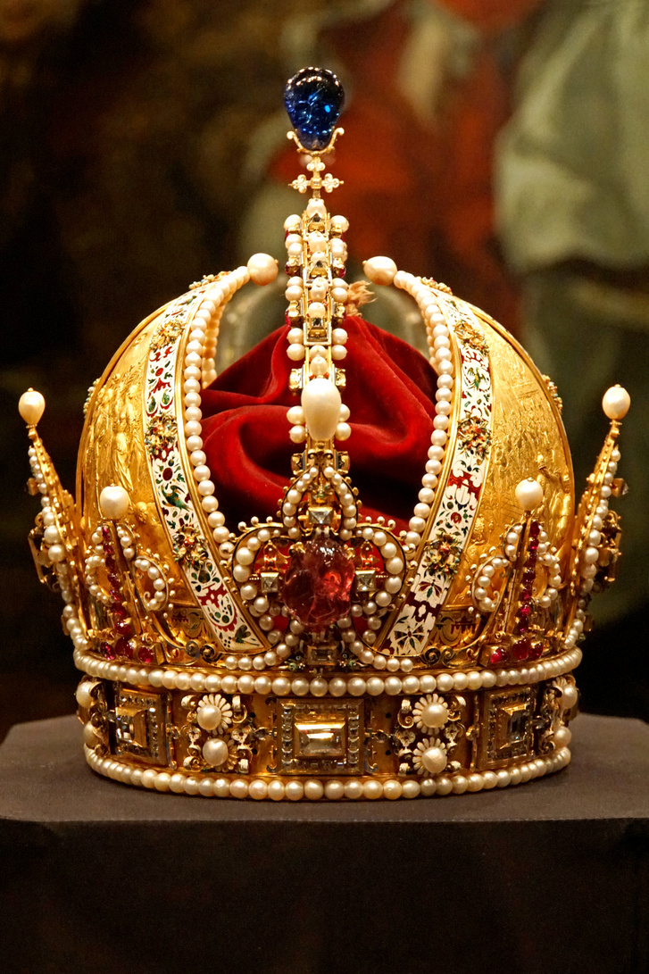 Kis aranykeresztre illesztett kék zafirral a csúcsán 1602-ben készíttette magának II. Rudolf német-római császár, majd kétszáz évvel később – 1804-ben – az újonnan megalakult Osztrák Császárság hivatalos koronája lett. Most Bécsben, a Hofburgban található Császári kincstárban (Kaiserliche Schatzkammer) tekinthető meg
