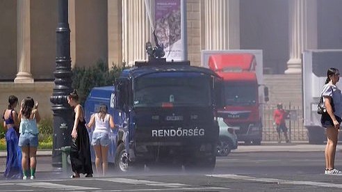 Tömegoszlatásra használt vízágyúkkal küzd a rendőrség a Hősök terén a hőhullám ellen