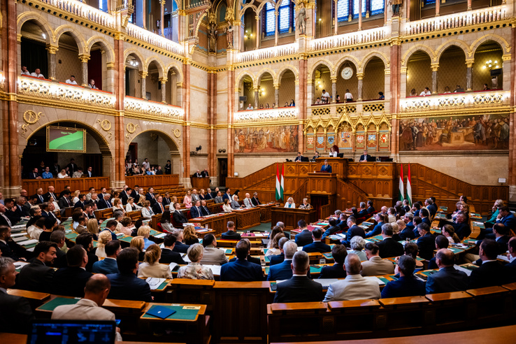 Magyar Péter bejelenti a&nbsp;következő lépéseiket, miközben a Fidesz frakcióvezető nélkül maradt