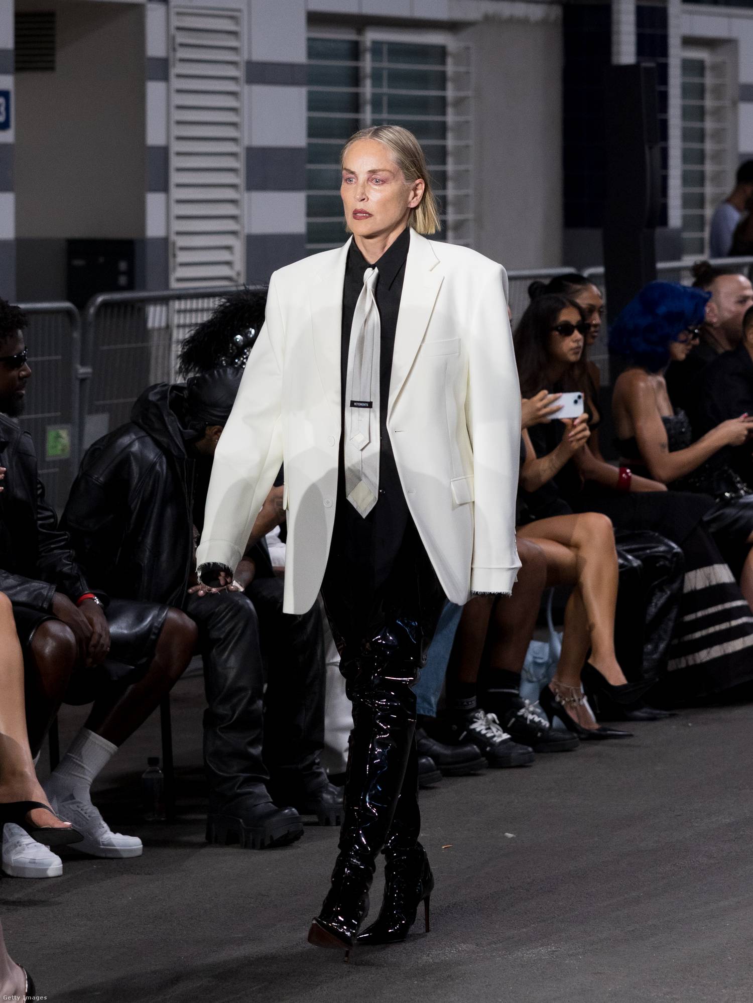 Sharon Stone a Vetements divatbemutatóján nyűgözte le a divatvilágot.
