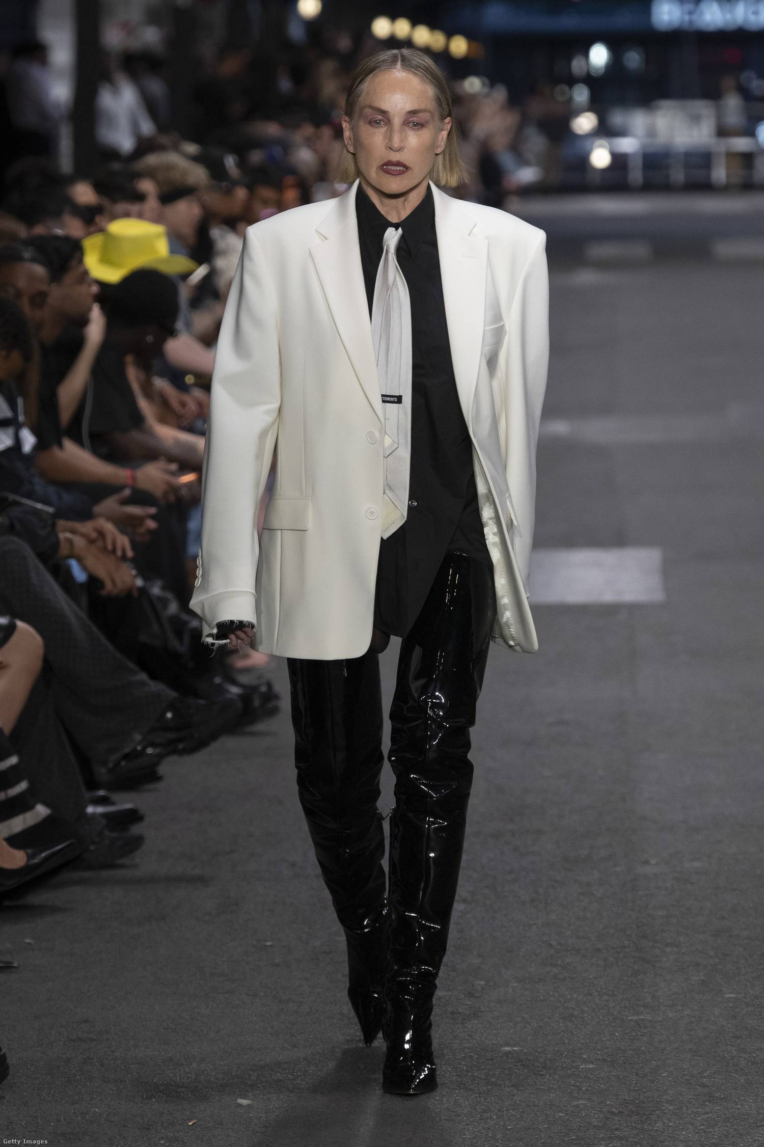 A Vetements 2027-es tavaszi/nyári férfi kollekciójának bemutatóján sétált végig.