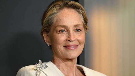 A 68 éves Sharon Stone 40-nek nézett ki a kifutón: modellként vonult végig