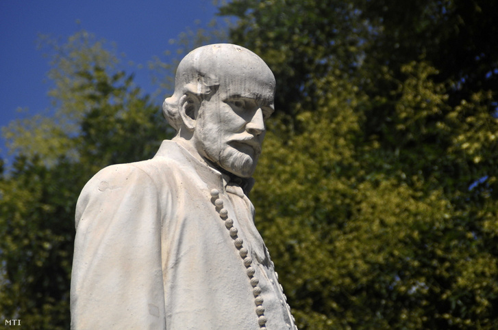 Semmelweis Ignác szobra, Strobl Alajos alkotása (1906) a Rókus Kórház bejárata előtti téren a főváros VIII. kerületében, a Gyulai Pál utcában