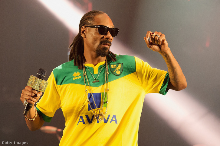 Snoop Dogg előszeretettel visel mezeket, ezen a képen egy Norwich felső látható rajta.