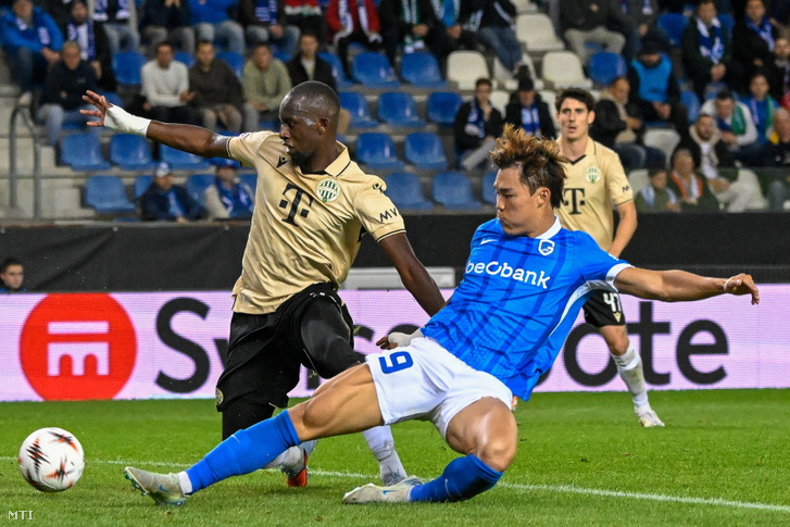 Ibrahim Cissé, (b) a Ferencváros, és Oh Hjongju, a Genk játékosa a genki Cegeka Arénában 2025. október 2-án