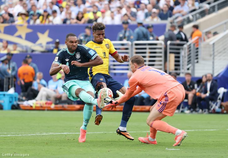 Manuel Neuer és Jonathan Tah próbálják megakadályozni Kevin Rodríguez gólszerzési kísérletét az Ecuador–Németország mérkőzésen 2026. június 25-én