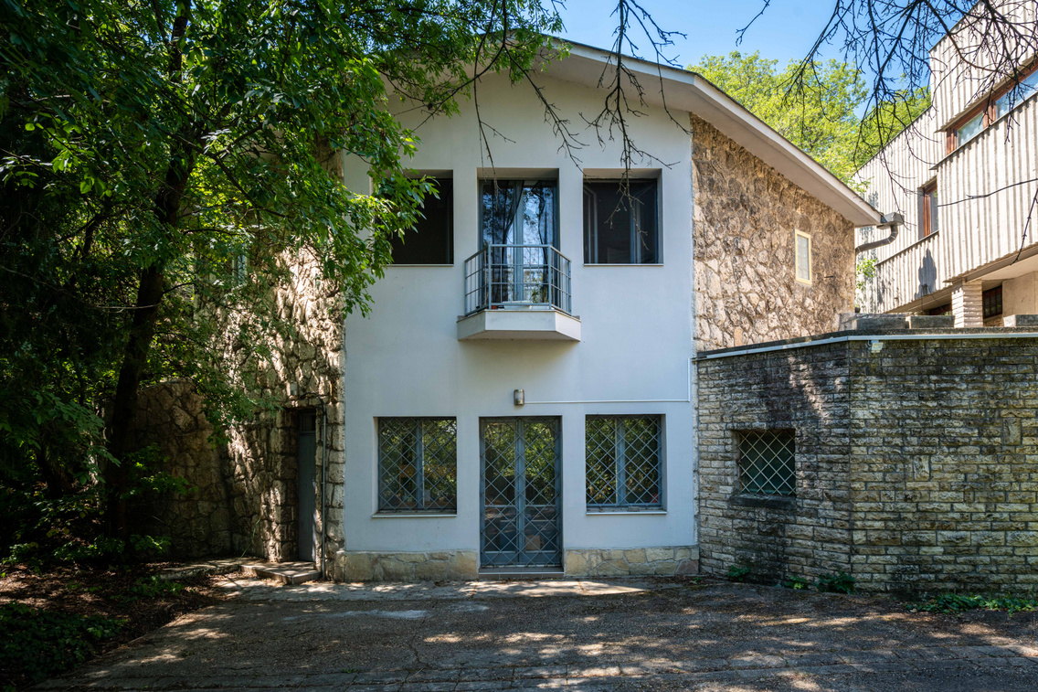 Bal szélen az alagút ajtaja