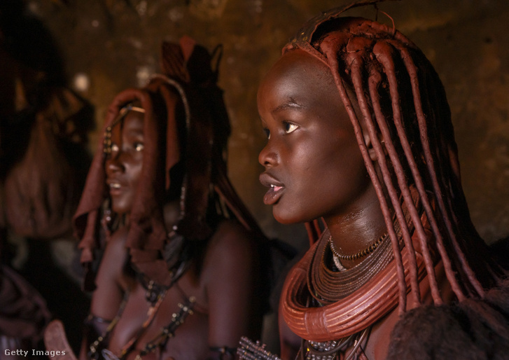 A Namíbiában élő himba törzs tagjai csak négy és fél órát alszanak naponta. Biológiai órájuk időzítése azonban tökéletes szinkronban van természetes környezetükkel, ezért jó egészségnek örvendenek