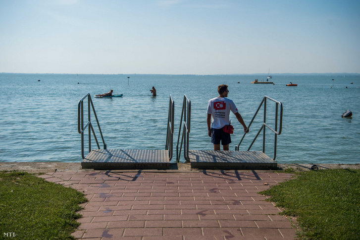 Vízimentő az alsóörsi strandon 2020. augusztus 13-án