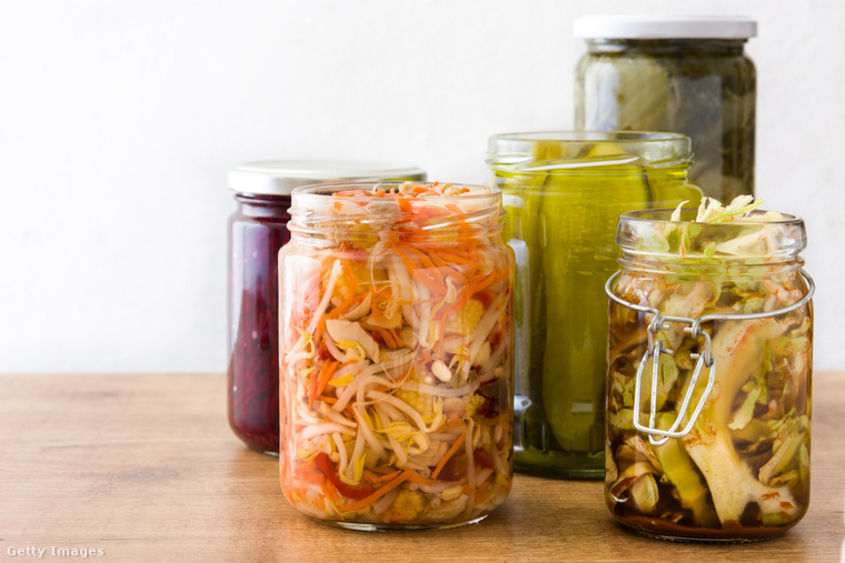 Fermentált zöldségek befőttes üvegekben. (Illusztráció: Getty Images)