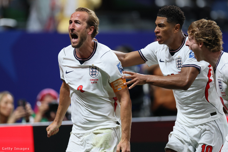 Harry Kane (b) csapata első gólját ünnepli