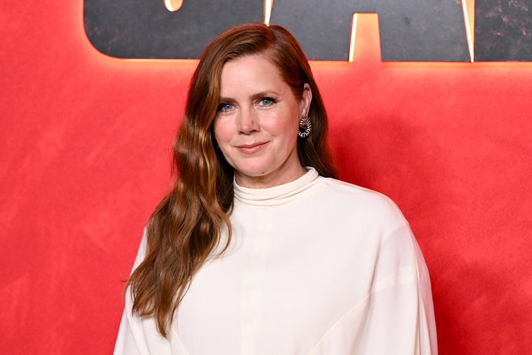 Amy AdamsAmy Adams szerint az életkor előrehaladtával megszűnt rajta az a nyomás, hogy tökéletesnek vagy „fiatalosnak” kelljen látszania, és ma már sokkal inkább önmagára és a szakmai munkájára koncentrál