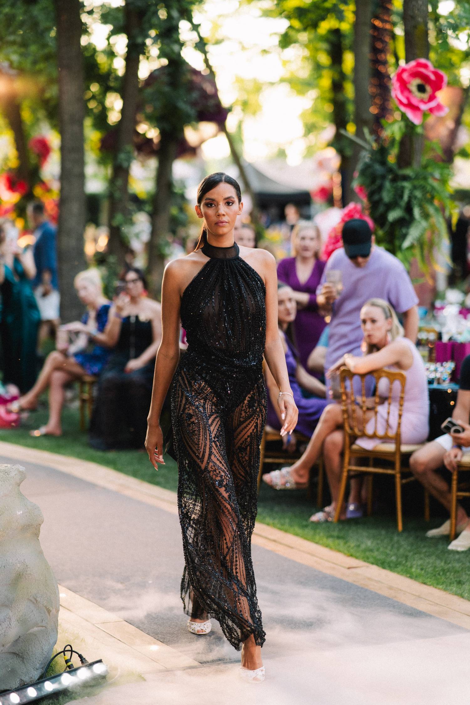 Az ORSOYA DARCHI 5. Dinner & Robes divateseményén elsőként a Black by Orsoya, a márka ready-to-wear vonala mutatkozott be letisztult fekete darabokkal.