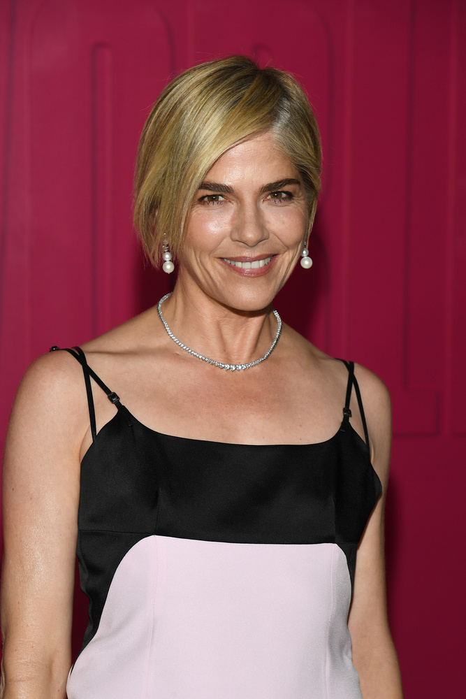 Selma Blair már két évvel a Doktor Szöszi előtt nagy sikert aratott a Kegyetlen játékok című filmmel, amelyben szintén Reese Witherspoonnal szerepeltek együtt