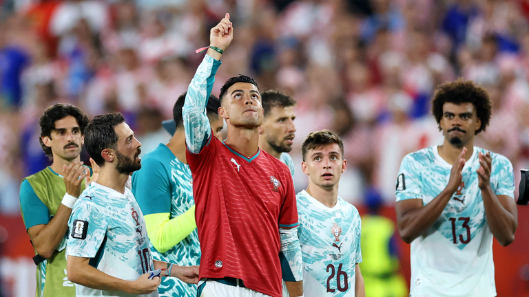 Cristiano Ronaldóék könnyek között emlékeztek az egy éve elvesztett Diogo Jotára