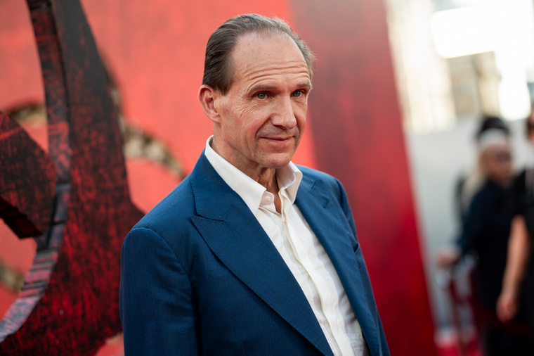 Ralph FiennesRalph Fiennes nevét sokan Voldemortként ismerik, de a karrierje jóval nagyobb és sokrétűbb ennél