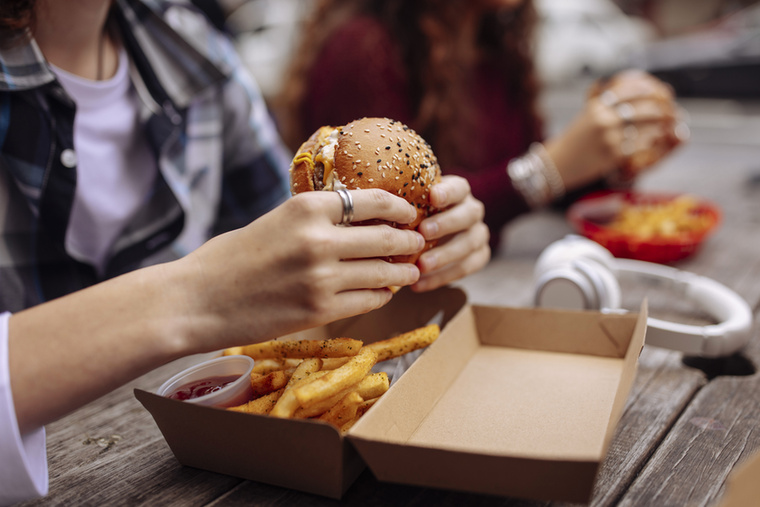 Gyorséttermi menükA hamburger és sült krumpli? Igen, ezeket általában mind imádjuk, alkalmanként pedig talán bele is fér, de sajnos ezek a típusú ételek azok, amikre veszélyesen könnyű ráfüggni