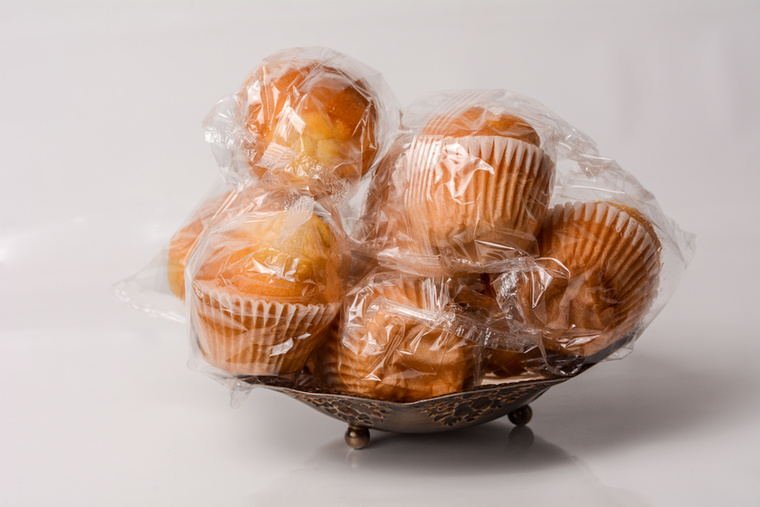 Csomagolt süteményekA bolti muffinokat, piskótákat, krémes szeleteket és a hasonló csomagolt édességeket direkt úgy találták ki, hogy puha állaguk és erősen édes ízük miatt szinte lehetetlen legyen megállni egy darabnál