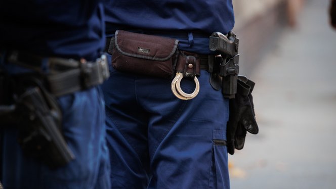Bilincsben hozzák haza a Párkányban elfogott magyar toplistás szökevényt