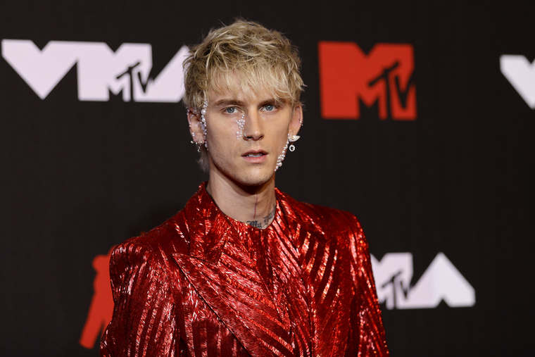 Machine Gun KellyMachine Gun Kelly és Travis Kelce között a clevelandi kötődés is megvan, ráadásul a zenész többször jelezte, hogy Taylor Swiftet sem szeretné magára haragítani