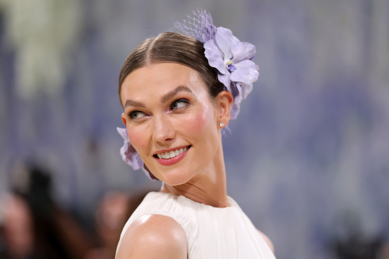Karlie KlossKarlie Kloss felbukkanása azért volt annyira meglepő, mert évek óta azt pletykálják, hogy megromlott a kapcsolata az énekesnővel