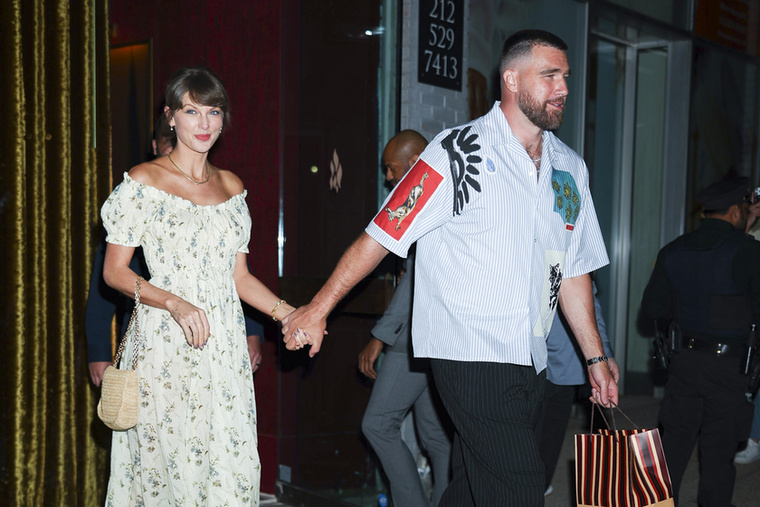 Ahogyan azt itt, a Velvet oldalán is megírtuk Taylor Swift és Travis Kelce július 3-án, a Madison Square Gardenben mondta ki az igent, a vendéglista pedig pont olyan lett, amilyenre számítani lehetett: sportolók, zenészek, színészek és régi barátok szerepeltek rajta