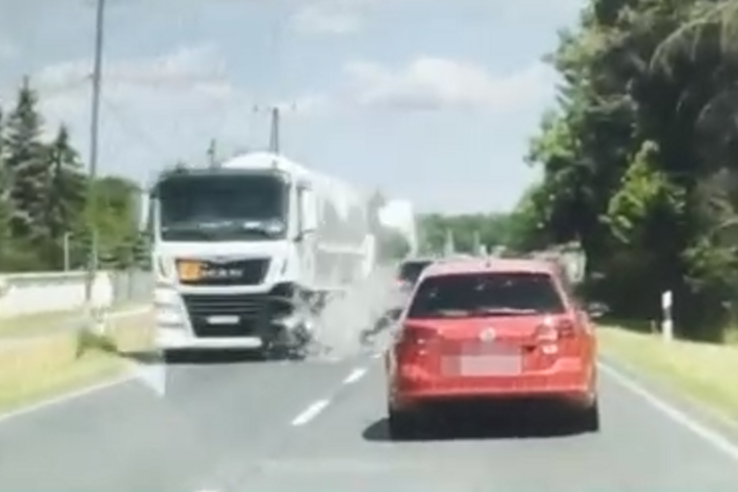 Érthetetlenül sodródó autó ütközött veszélyes anyagot szállító kamionnal