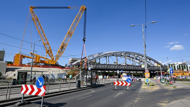 Egyben emelték ki a több száz tonnás régi vasúti hidat a Bartók Béla út felett