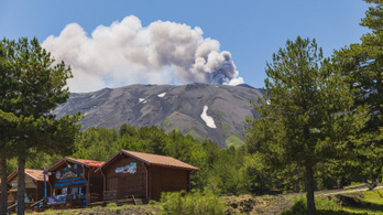 Füst és pánik Szicíliában: kitört az Etna, a szigeten megbénult a légi közlekedés