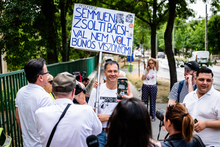 Szabó Tímea és Semjén Zsolt a&nbsp;bíróságon csapnak össze, tüntetők is megjelentek