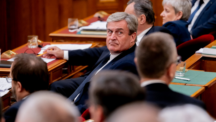 Megszűnik Kapitány István egyik jogköre