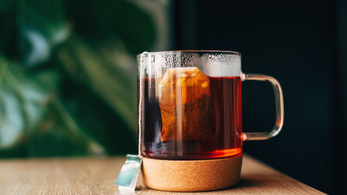 Eljárást indítottak a Herbal Swiss Hot Drink gyártója ellen – megtévesztő reklámot gyanítanak