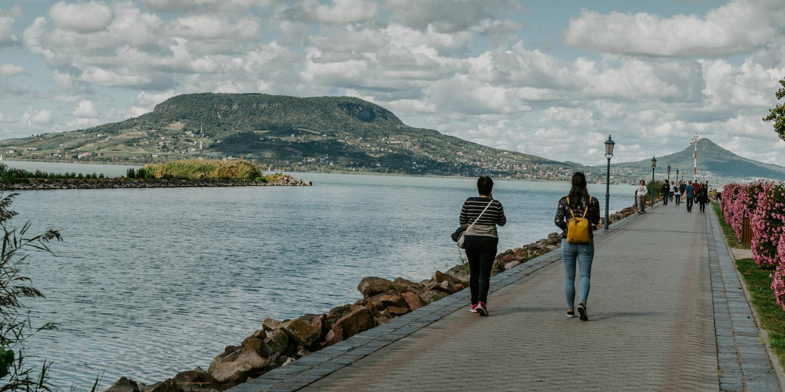 Badacsony látképe Fonyód irányából