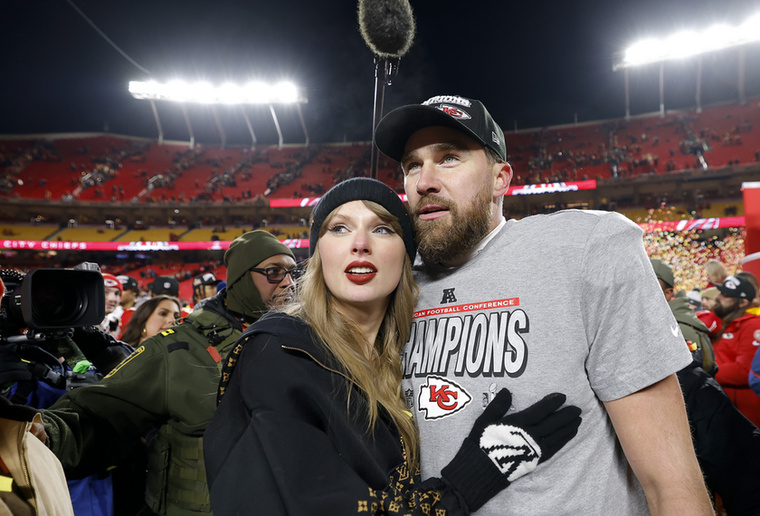 Mindketten 20 perces fogadalmat mondtak egymásnakTaylor Swift és Travis Kelce állítólag meghitt bepillantást adtak A-listás vendégeiknek a kapcsolatukba, amikor hosszú fogadalmakat mondtak el egymásnak az esküvői ceremóniájukon pénteken.„A fogadalmaik körülbelül 20 percesek voltak” – mondta egy bennfentes a People magazinnak vasárnap, hozzátéve, hogy az ifjú pár aranyszínű könyvecskékbe írta le őket