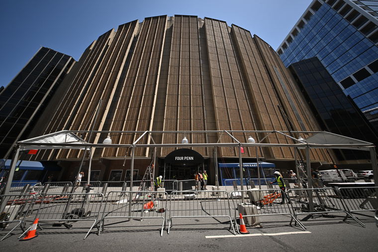 Alig lehetett ráismerni a Madison Square GardenreTalán elsőre furcsán hangozhatott, hogy az évszázad egyik legjobban várt esküvőjét a Madison Square Gardenben rendezik meg, azonban a helyszínt teljesen átalakították Taylor Swift és Travis Kelce nagy napjára