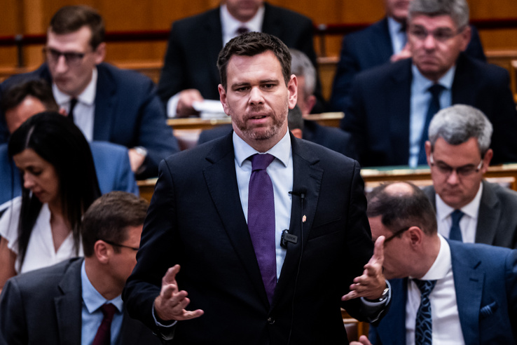Vitézy Dávid: Lázár 200 milliárd forintos búcsúajándékot adott a Mészáros–Szíjj-koncesszornak