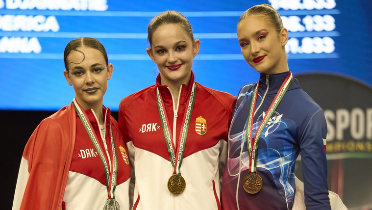 Dörnyei Hanga Dorka és Giret Minka a dobogó első és második fokán.  Fotó: Klassic Kreatív Stúdió