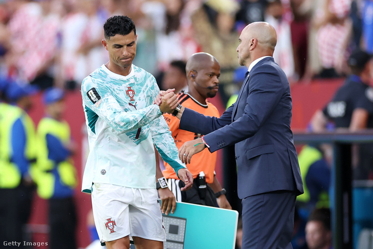 Roberto Martínez, a portugál labdarúgó-válogatott szövetségi kapitánya kezet fog Cristiano Ronaldóval 2026. július 2-án