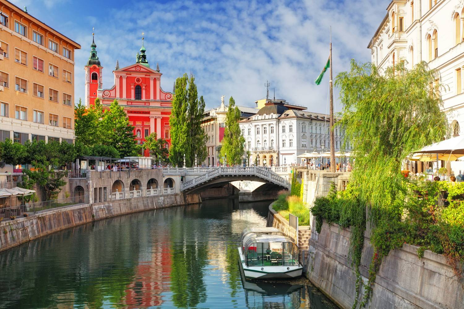 Ljubljana Szlovénia fővárosa, hangulatos folyóparti sétányokat, pezsgő kávézókultúrát kínál az ide látogatók számára. A ljubljanai várból csodás panoráma nyílik a környékre.