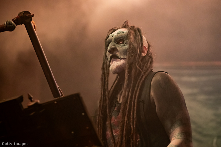Havard Ellefsen, művésznevén Mortiis, fellép a The UC Theatre Taube Family Music Hallban a Decibel Magazine Tour 2025 keretében, 2025. április 9-én