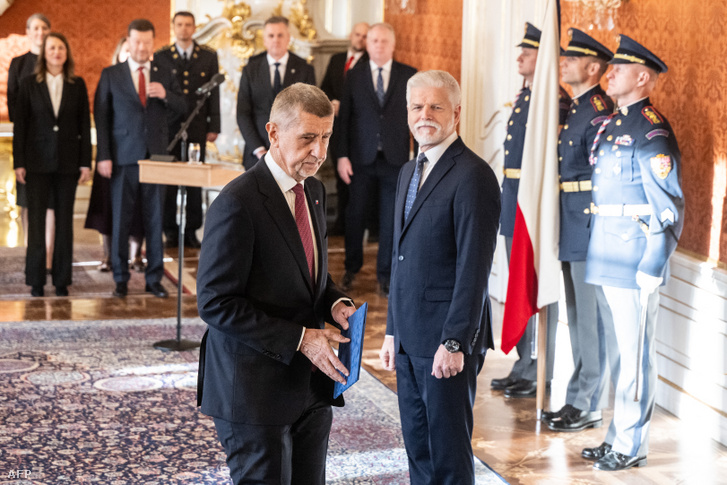 Petr Pavel cseh köztársasági elnök (jobbra) Andrej Babist (balra) kinevezi az ország új miniszterelnökévé a prágai várban 2025. december 9-én