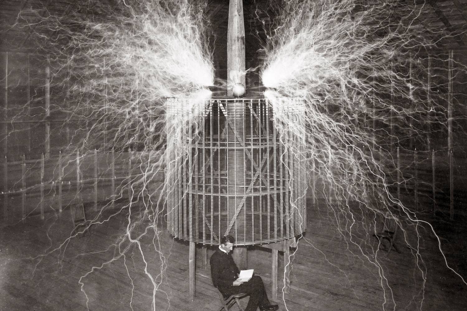 A Tesla-tekercs okozta hatalmas elektromos kisülések