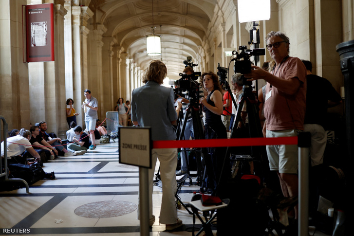 Újságírók dolgoznak a sajtó számára kijelölt területen a francia szélsőjobboldali politikus, Marine Le Pen, a Nemzeti Tömörülés parlamenti képviselője, valamint maga a párt és további tíz vádlott fellebbviteli ítélethirdetése előtt a párizsi bíróságon, a Cité-szigeten, 2026. július 7-én