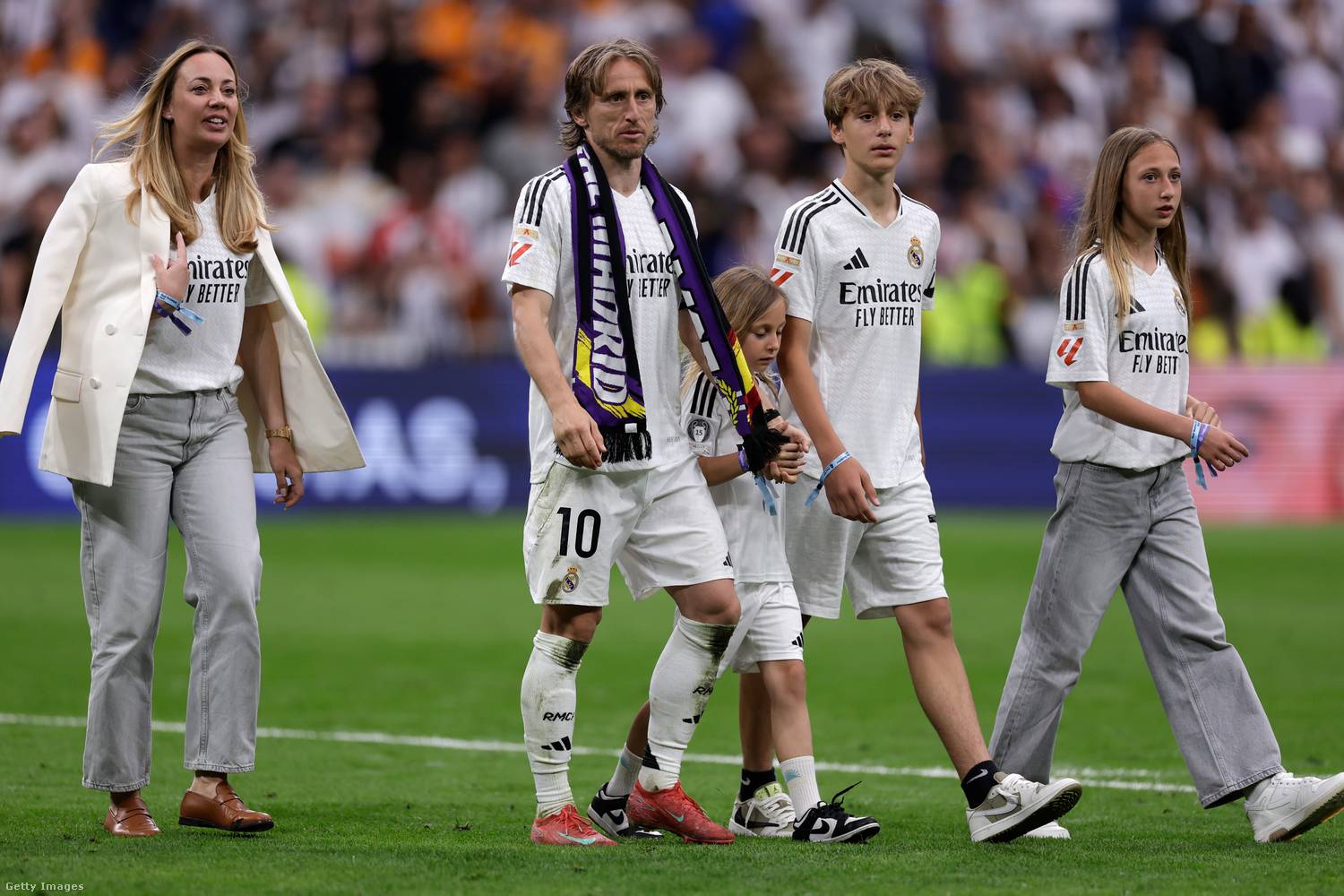 Luka Modrić és a családja 2025-ben Madridban a Real Madrid-Real Sociedad mérkőzésen.