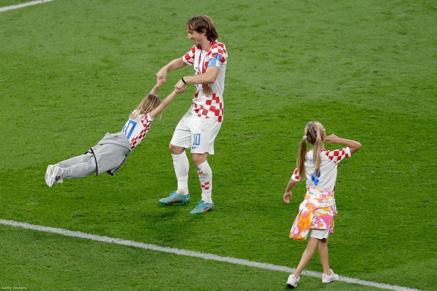 Luka Modrić gyerekei már 2022-ben is minden mérkőzés után a pályán játszottak.