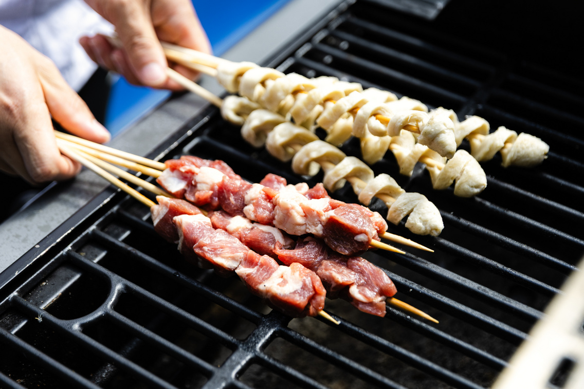 A teraszon grillételek is készülnek