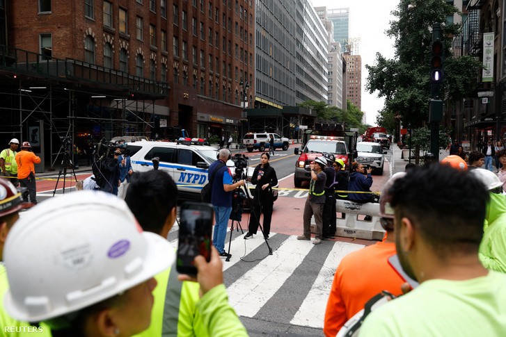 A sajtó munkatársai egy szerkezeti problémák miatt lezárt épület közelében a 42. utcában, New York Cityban 2026. július 7-én
