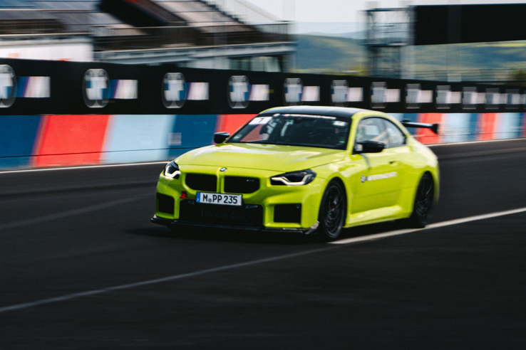 Őrült, gyári BMW M2-vel futottak durva rekordidőt a Nürburgringen